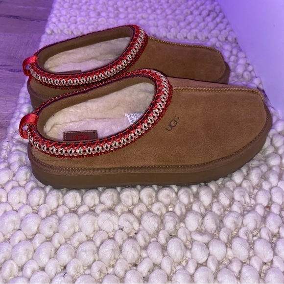 NWOT New UGG Tazz Big Kids 6 (women's size 8) - Picture 1 of 8